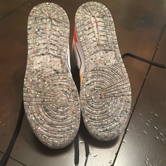 Air Jordan Mid SE size 6Y - Picture 3 of 4